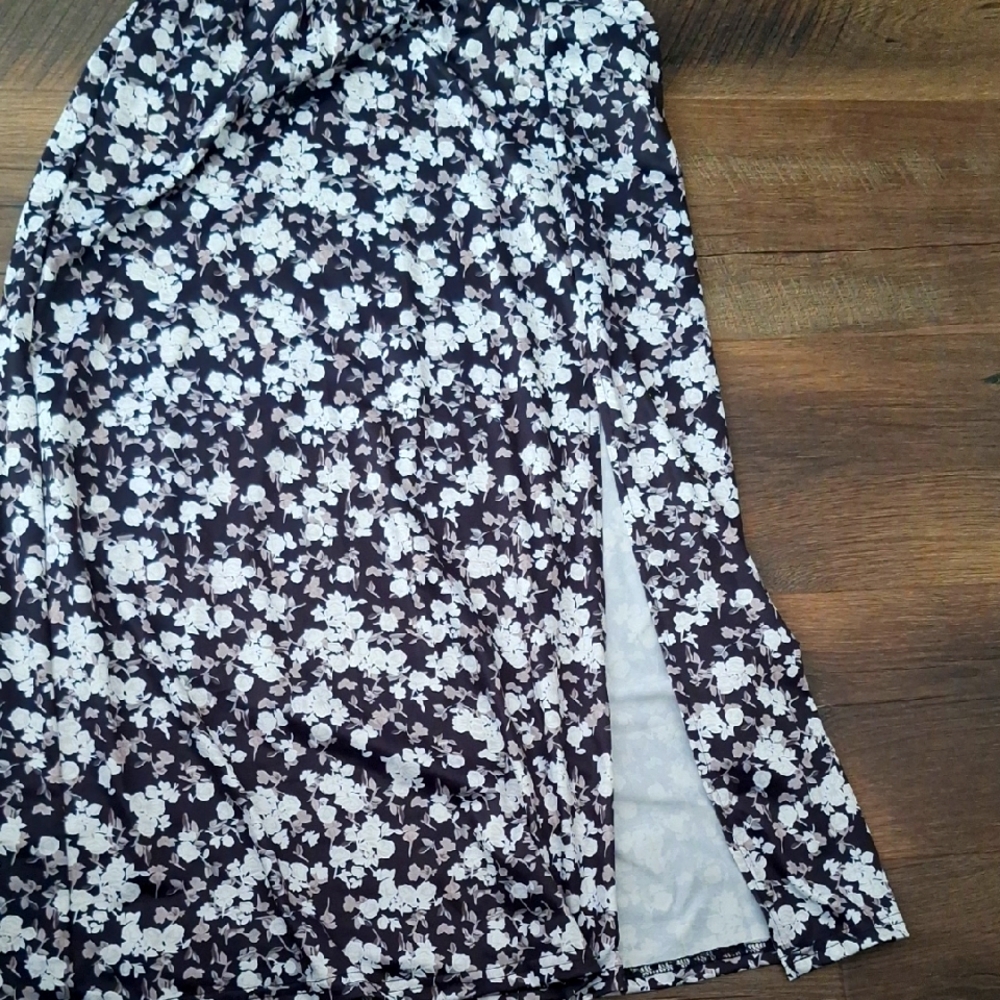 Women's Large Floral Black and White Skirt With Side Slit